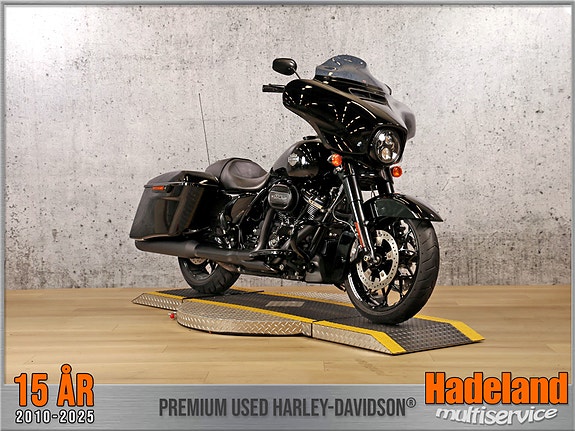 Harley-Davidson FLHXS / Street Glide Special 2 of 5