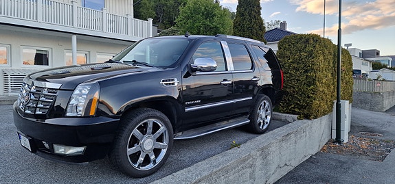 Cadillac Escalade 3 of 5