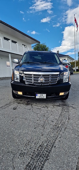 Cadillac Escalade 2 of 5