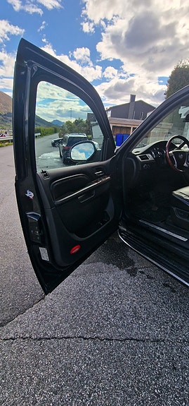 Cadillac Escalade 28 of 30