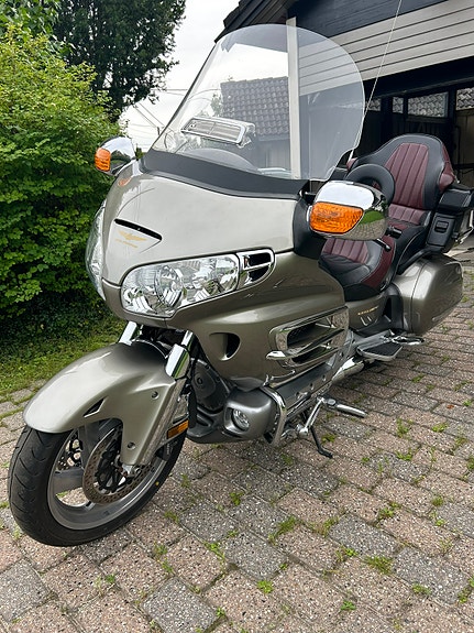 Honda GL 1800 Goldwing 2 of 5