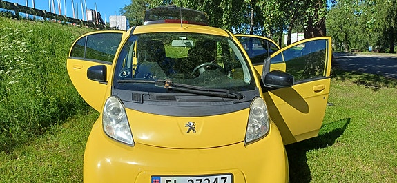 Peugeot iOn 2 of 5