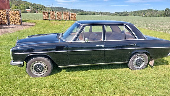 Mercedes-Benz 220 D 2 of 15