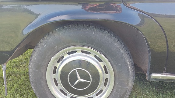 Mercedes-Benz 220 D 9 of 15