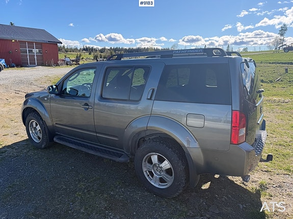 Nissan Pathfinder 2 of 27