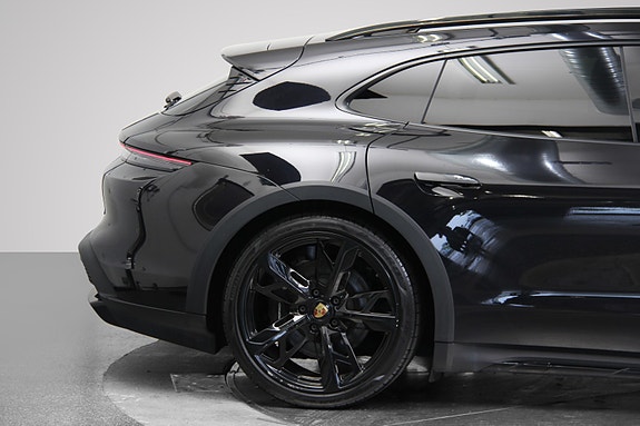 Porsche Taycan Cross Turismo 9 of 19
