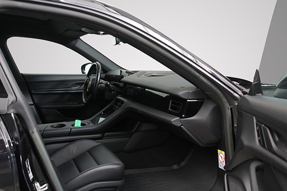 Porsche Taycan Cross Turismo 17 of 19