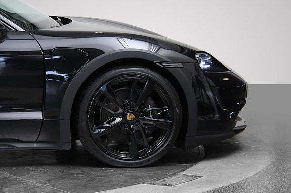 Porsche Taycan Cross Turismo 10 of 19