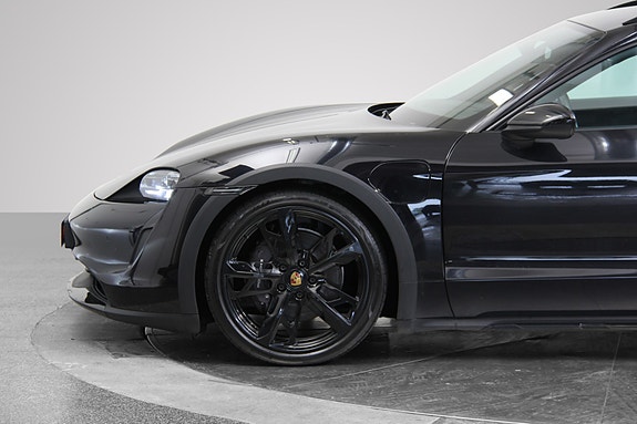 Porsche Taycan Cross Turismo 7 of 19