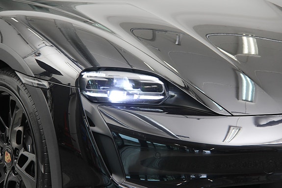 Porsche Taycan Cross Turismo 11 of 19