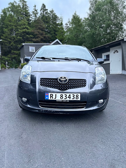 Toyota Yaris 3 of 5