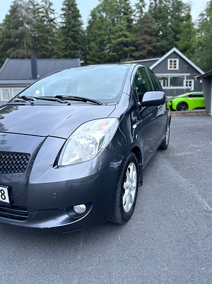 Toyota Yaris 2 of 5