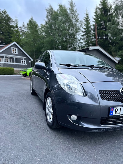 Toyota Yaris 5 of 5