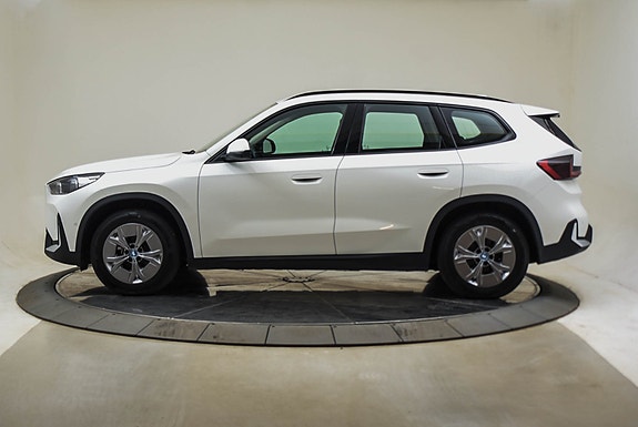 BMW iX1 2 of 5