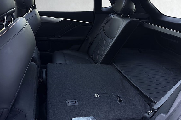 Setene legges enkelt ned, slik at ryggen blir helt flat. Perfekt for frakting av større ting, eller "camping" i bilen.