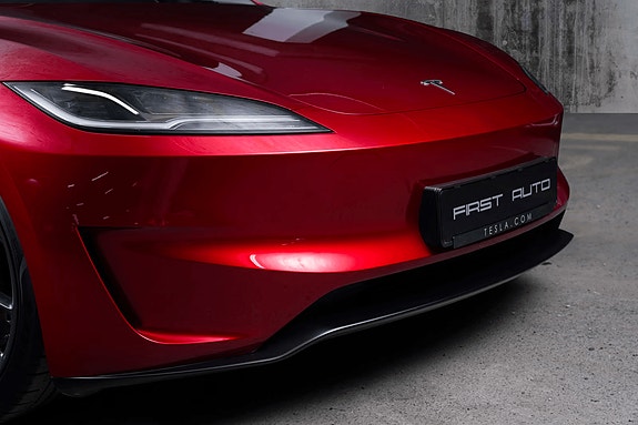 Tesla Model 3 4 of 5