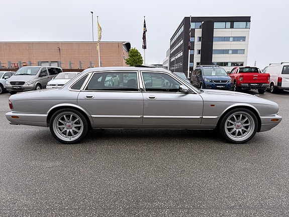 Jaguar XJ 8 of 30