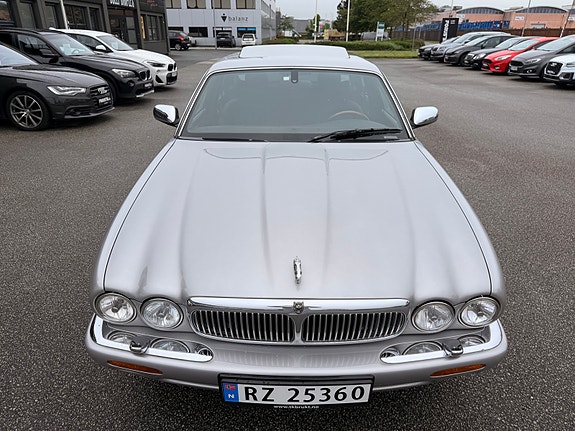 Jaguar XJ 12 of 30