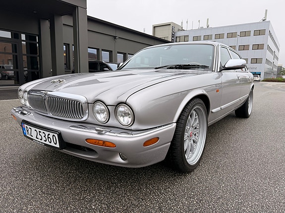 Jaguar XJ 13 of 30