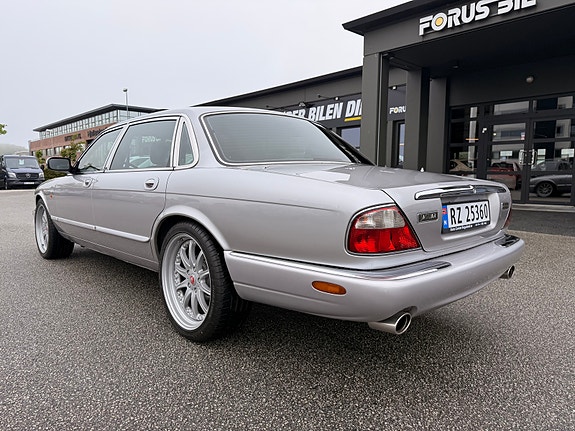 Jaguar XJ 3 of 30