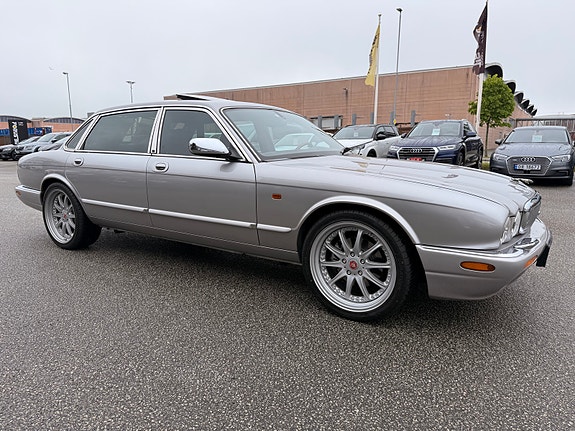 Jaguar XJ 9 of 30