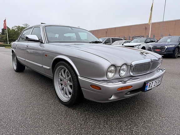 Jaguar XJ 10 of 30