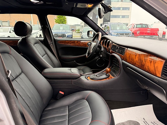 Jaguar XJ 28 of 30