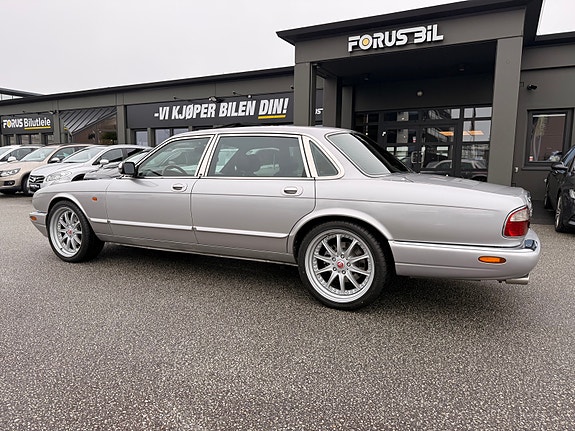 Jaguar XJ 2 of 30