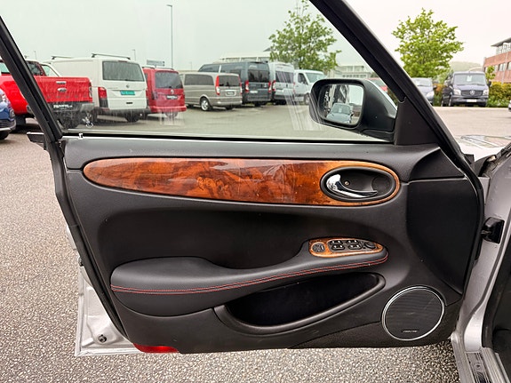 Jaguar XJ 20 of 30