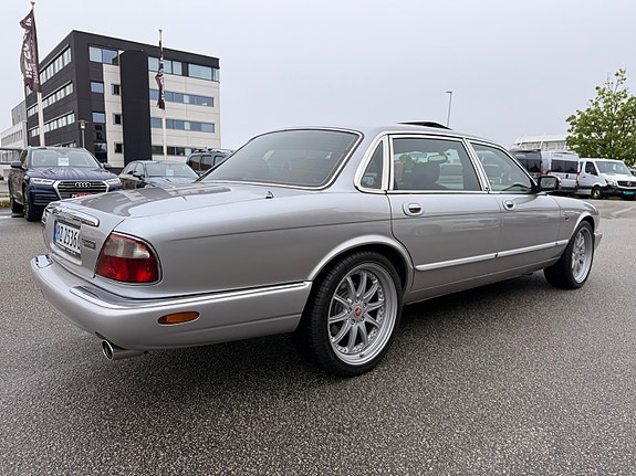 Jaguar XJ 7 of 30