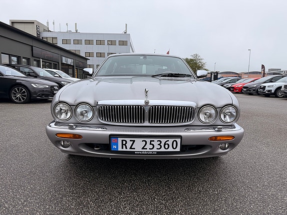 Jaguar XJ 11 of 30