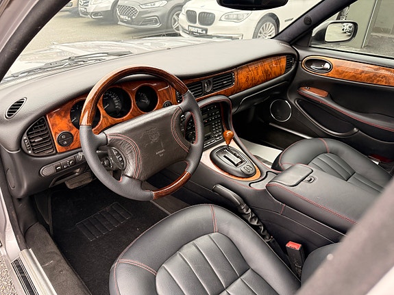 Jaguar XJ 19 of 30