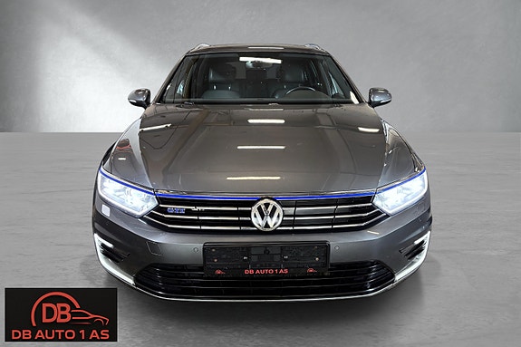 Volkswagen Passat 2 of 5