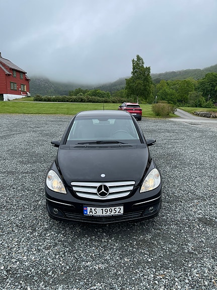 Mercedes-Benz B180 4 of 5
