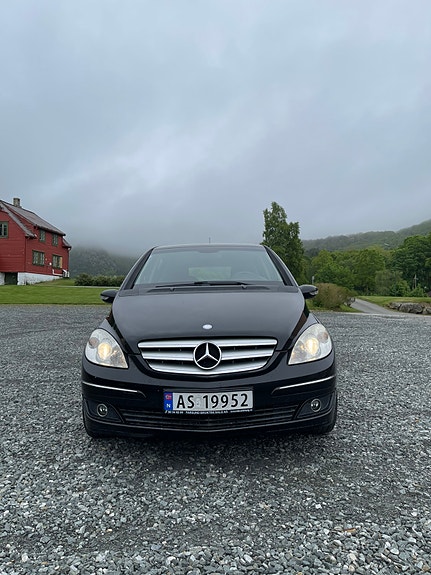 Mercedes-Benz B180 3 of 5