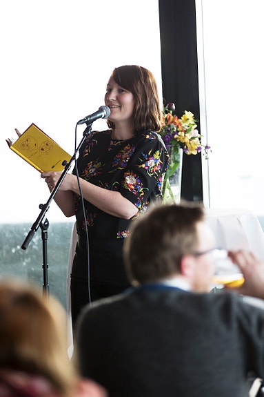 Forfattar Linda Klakken les på Æ Å Trondheim litteraturfestival.

Foto: Benedikte Skarvik