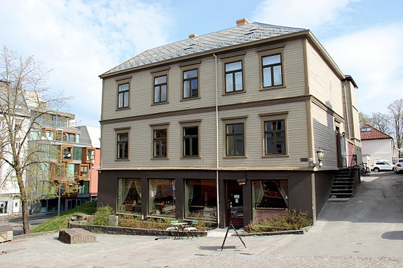 Vi har kontor i Bakkegata, sentralt i Trondheim. Her er det òg tre skriveplassar for forfattarar.