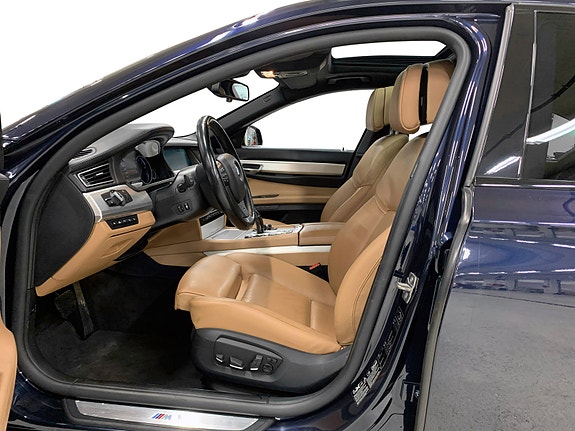 BMW 750i 8 of 17
