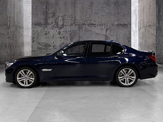 BMW 750i 3 of 17