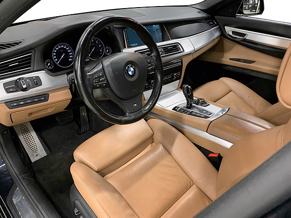 BMW 750i 10 of 17