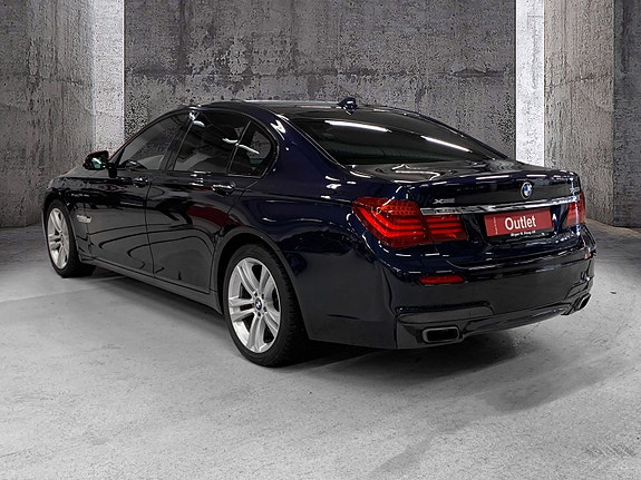 BMW 750i 7 of 17