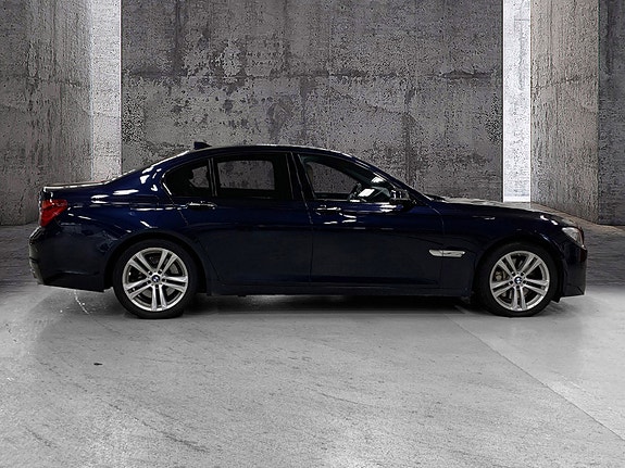 BMW 750i 4 of 17