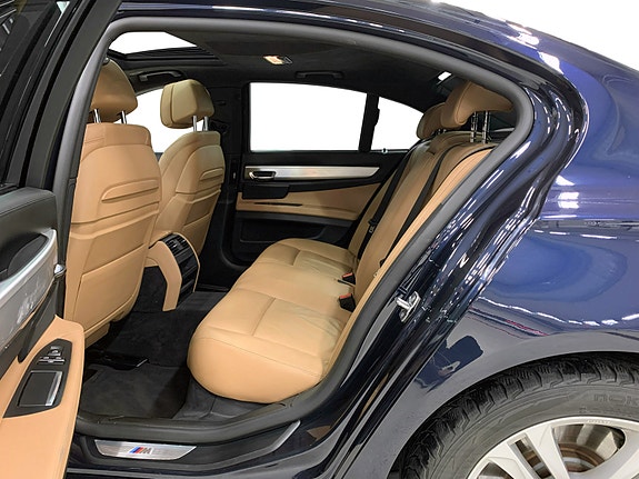 BMW 750i 14 of 17
