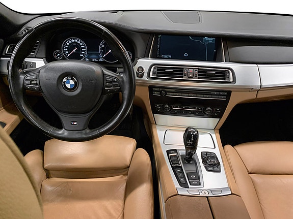 BMW 750i 9 of 17