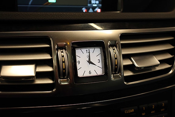 Mercedes-Benz E200 30 of 30
