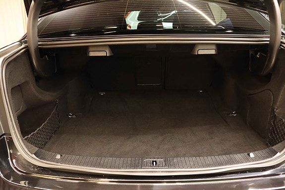 Mercedes-Benz E200 13 of 30