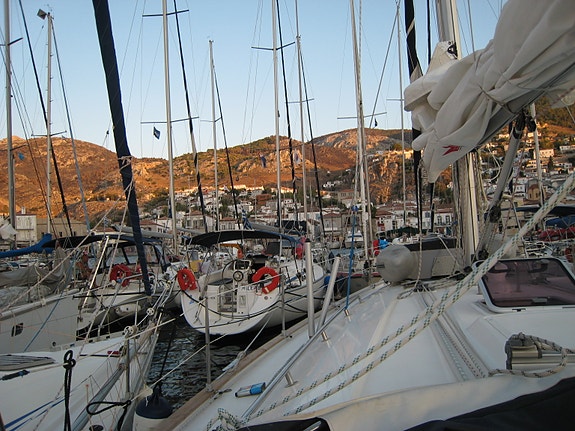 30% off i lavseason, Havseiler til leie Bavaria 44',  Hellas,  Egina/Poros, 4 of 5
