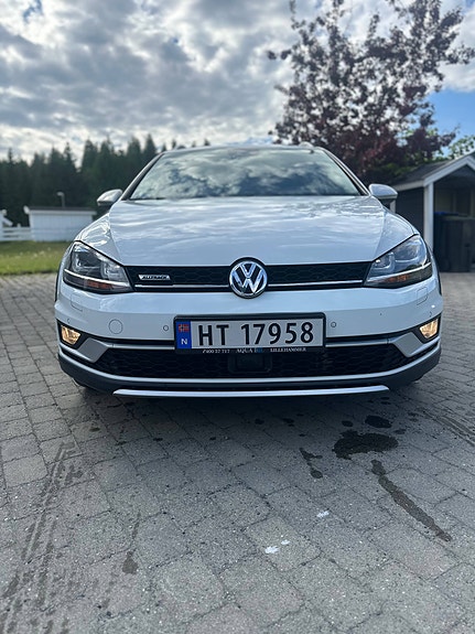 Volkswagen Golf Alltrack 2 of 14