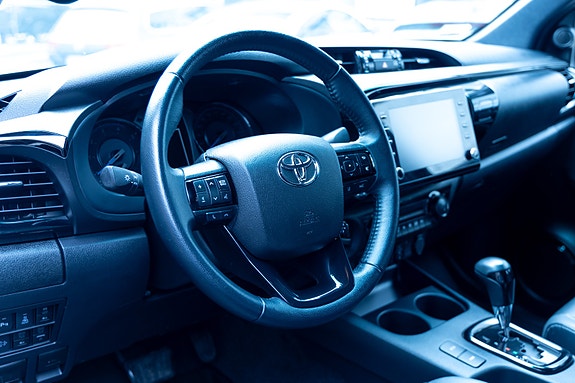 Toyota HiLux 11 of 29
