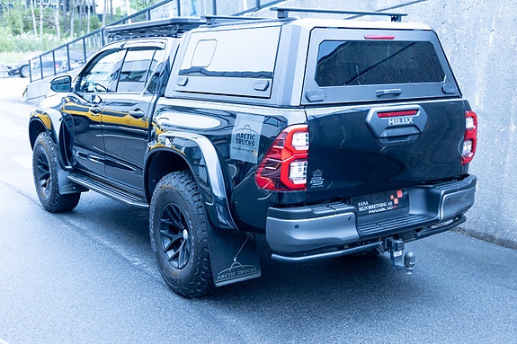Toyota HiLux 2 of 29